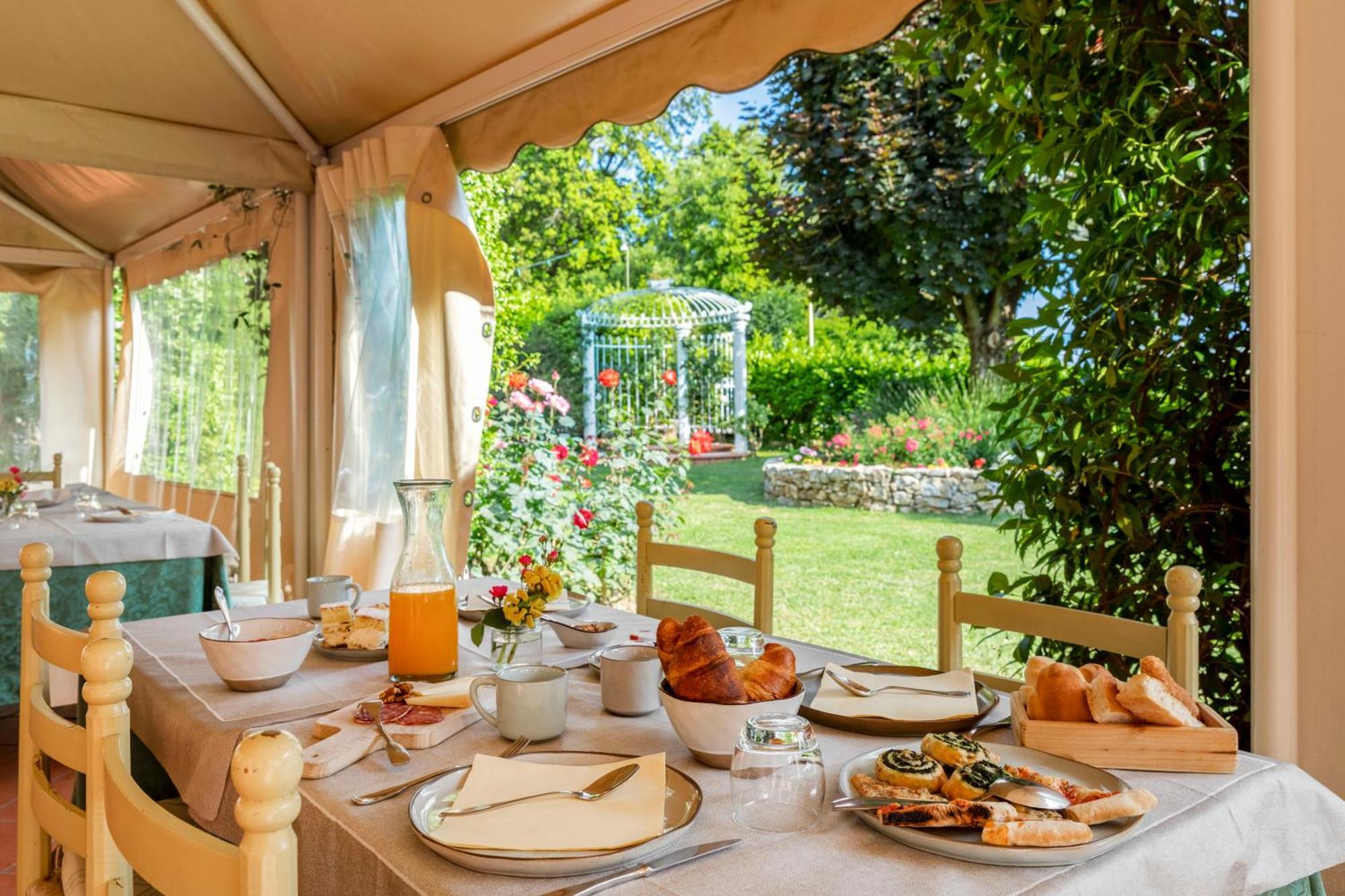 Holiday Prato Verde Chiatri ภายนอก รูปภาพ