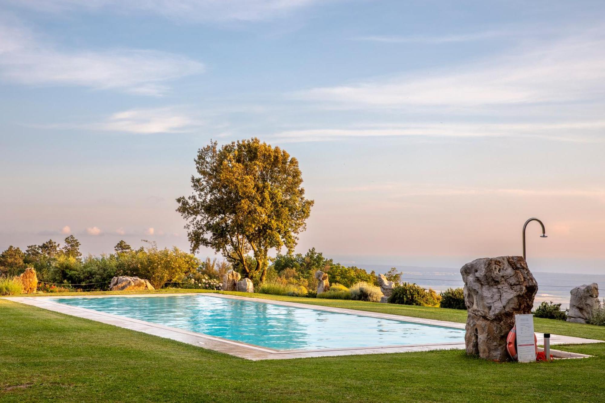 Holiday Prato Verde Chiatri ภายนอก รูปภาพ