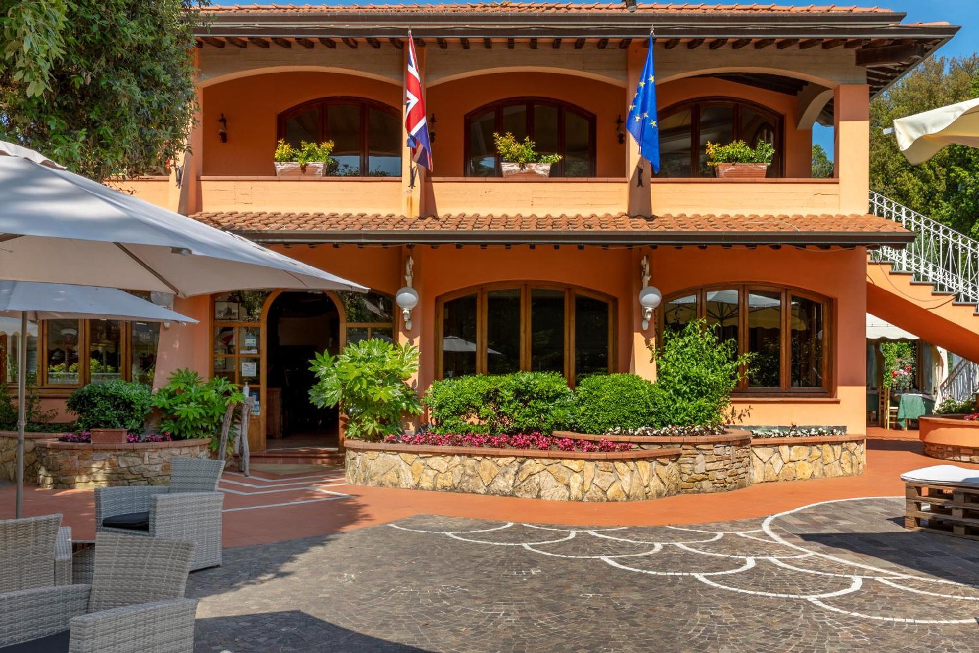 Holiday Prato Verde Chiatri ภายนอก รูปภาพ